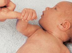 Безусловные физиологические рефлексы у новорожденных: выжить и адаптироваться в новом мире